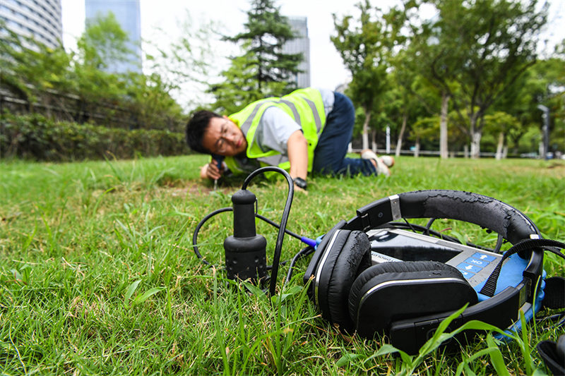 Un groupe de travailleurs Post-90 ? auscultent ? les conduites d'eau en milieu urbain