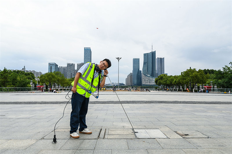 Un groupe de travailleurs Post-90 ? auscultent ? les conduites d'eau en milieu urbain