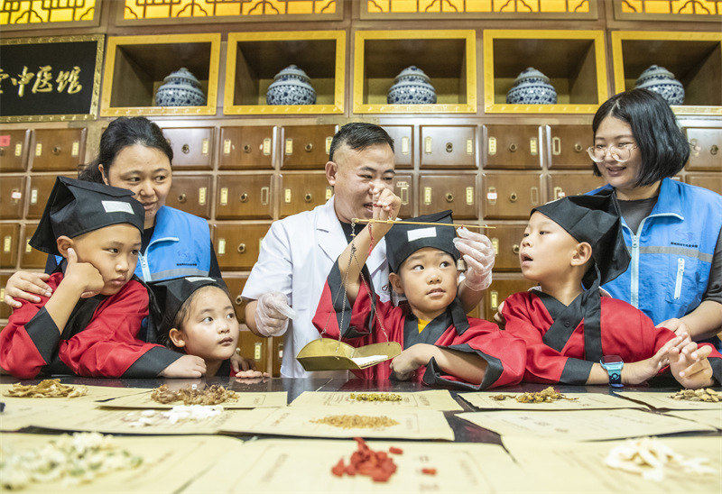 Jiangsu : conna?tre les médicaments traditionnels chinois et apprendre la médecine traditionnelle chinoise