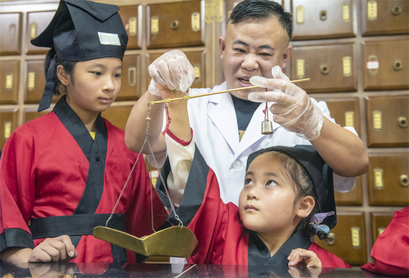 Jiangsu : conna?tre les médicaments traditionnels chinois et apprendre la médecine traditionnelle chinoise