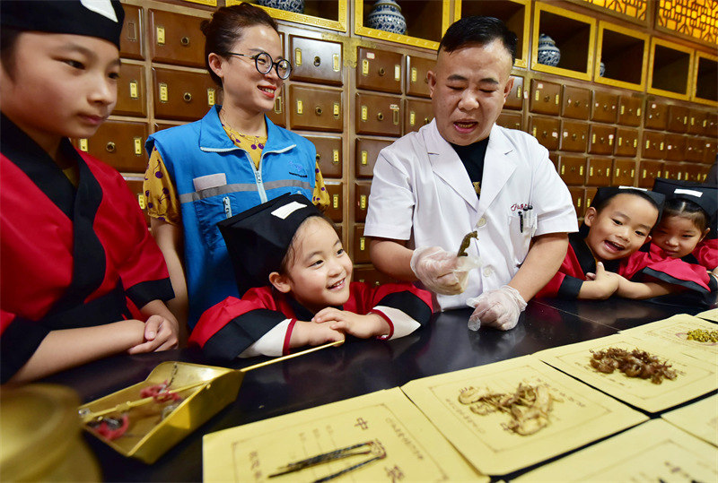 Jiangsu : conna?tre les médicaments traditionnels chinois et apprendre la médecine traditionnelle chinoise