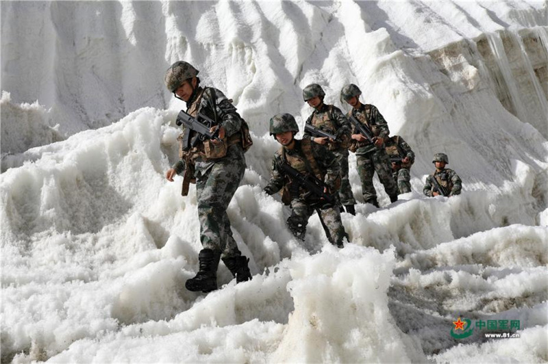 Xinjiang : des gardes-frontière féminins patrouillent sur des glaciers à 5 200 mètres d'altitude