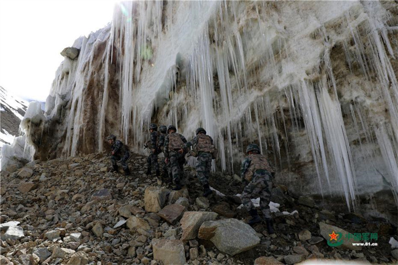 Xinjiang : des gardes-frontière féminins patrouillent sur des glaciers à 5 200 mètres d'altitude