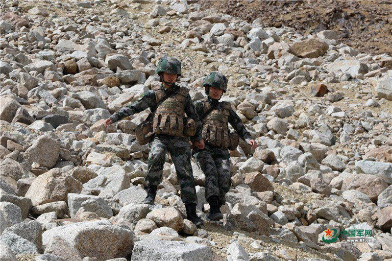 Xinjiang : des gardes-frontière féminins patrouillent sur des glaciers à 5 200 mètres d'altitude