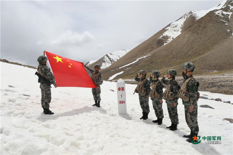 Xinjiang : des gardes-frontière féminins patrouillent sur des glaciers à 5 200 mètres d'altitude