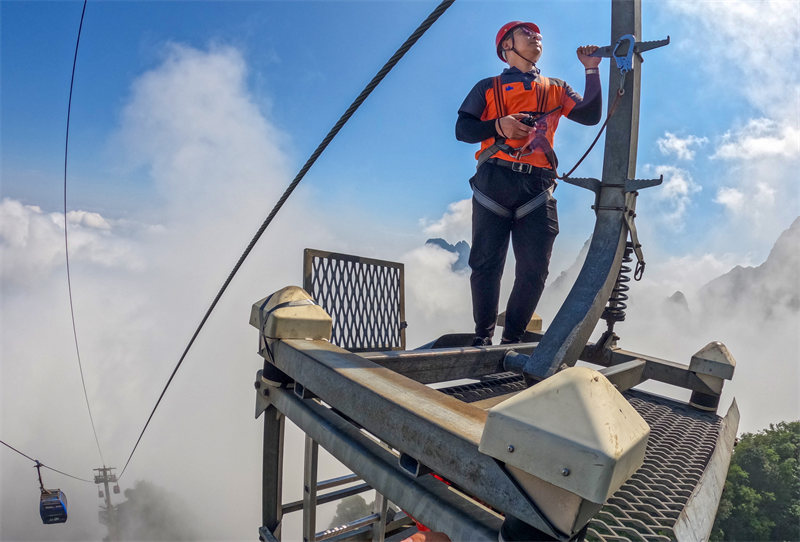 Hunan : des ? médecins des cables ? sur les nuages à Zhangjiajie