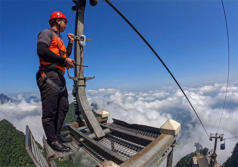 Hunan : des ? médecins des cables ? sur les nuages à Zhangjiajie