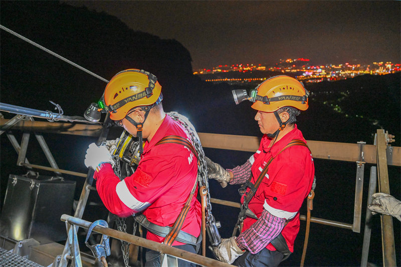 Hunan : des ? médecins des cables ? sur les nuages à Zhangjiajie