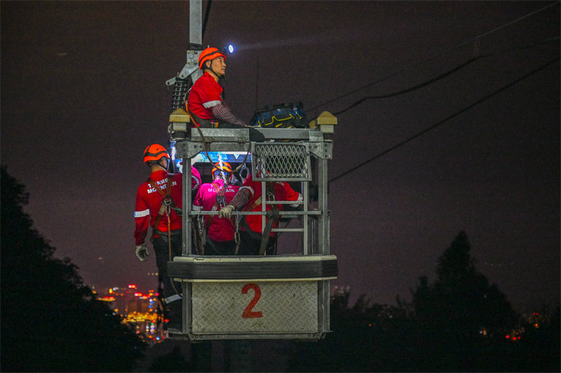 Hunan : des ? médecins des cables ? sur les nuages à Zhangjiajie