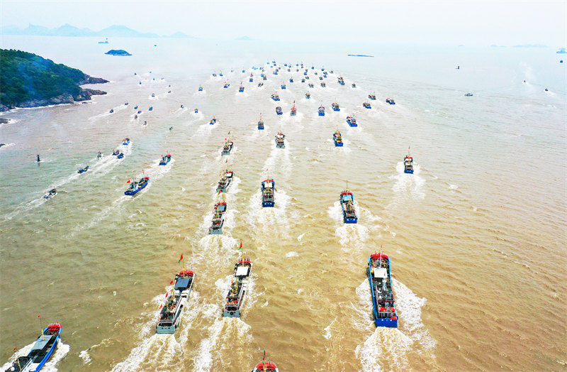 Zhejiang : de nombreux bateaux sortent en mer pour la pêche