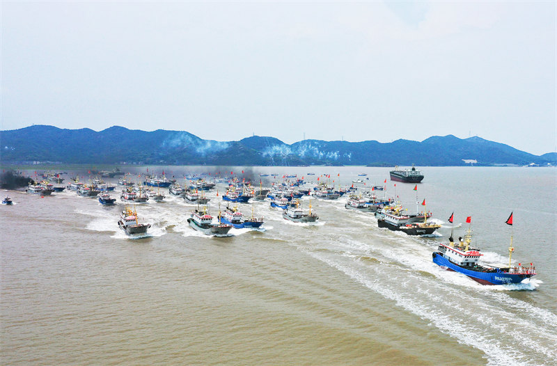 Zhejiang : de nombreux bateaux sortent en mer pour la pêche