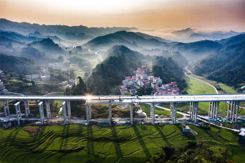 Guangxi : la construction de l'autoroute Tian'e-Beihai bat son plein