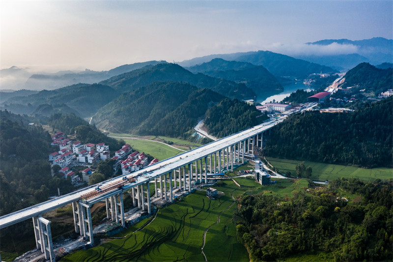 Guangxi : la construction de l'autoroute Tian'e-Beihai bat son plein