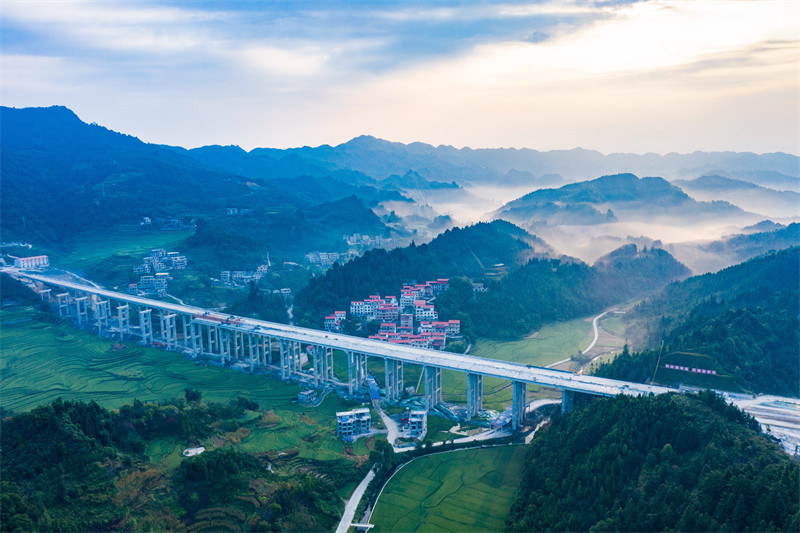 Guangxi : la construction de l'autoroute Tian'e-Beihai bat son plein