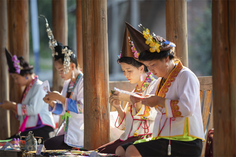 Guizhou : un concours de broderie artisanale à Congjiang