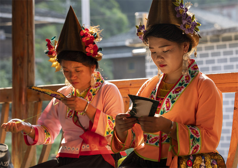 Guizhou : un concours de broderie artisanale à Congjiang