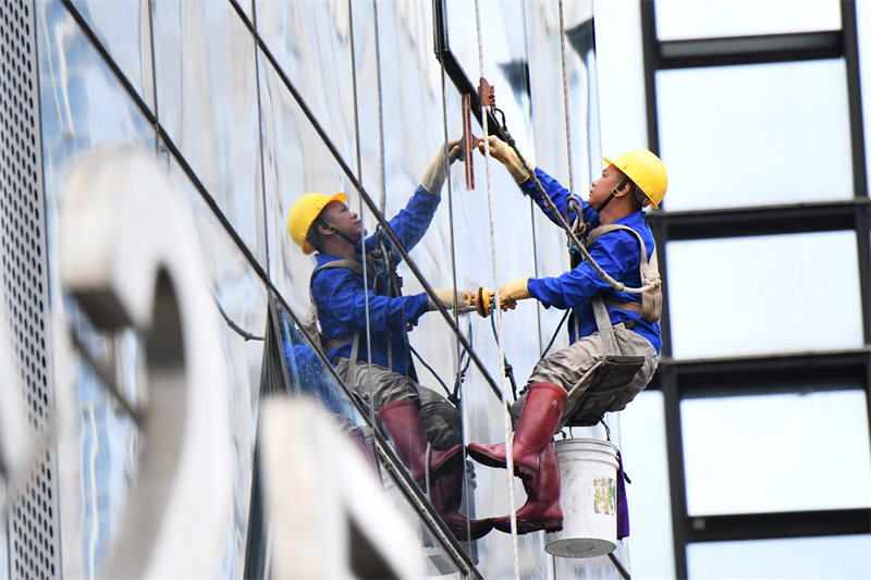 Guizhou : des ? Spidermen ? rendent les gratte-ciel de Guiyang plus beaux