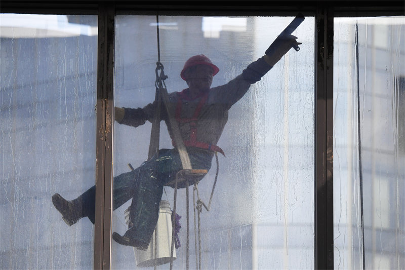 Guizhou : des ? Spidermen ? rendent les gratte-ciel de Guiyang plus beaux