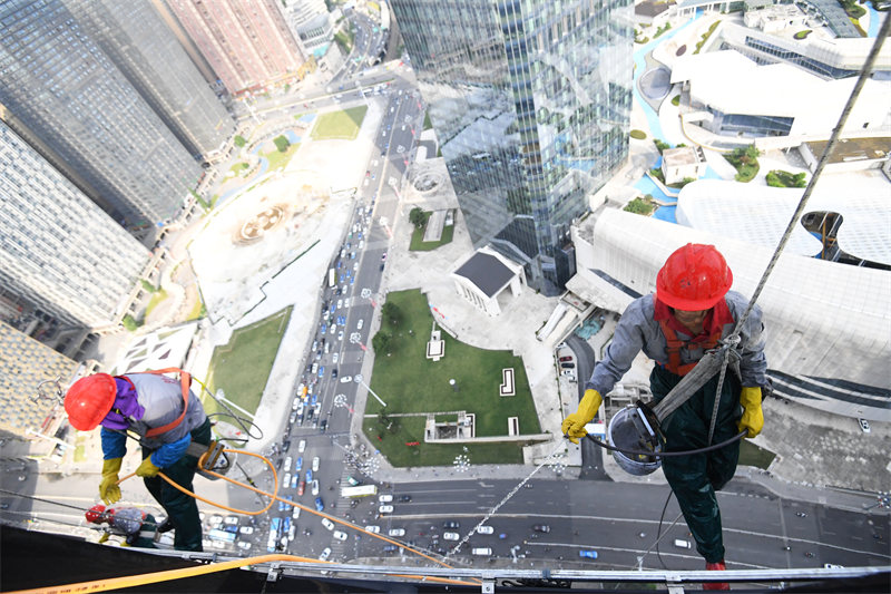 Guizhou : des ? Spidermen ? rendent les gratte-ciel de Guiyang plus beaux