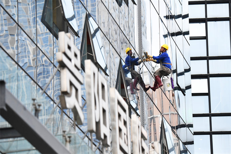 Guizhou : des ? Spidermen ? rendent les gratte-ciel de Guiyang plus beaux