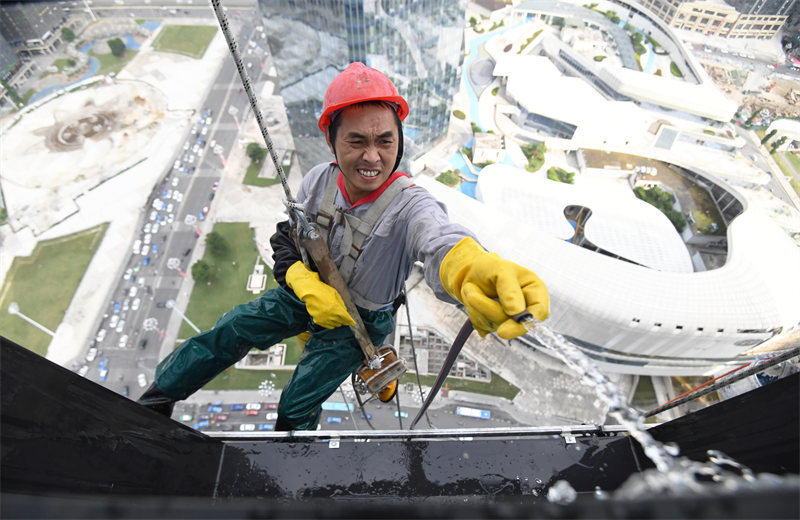 Guizhou : des ? Spidermen ? rendent les gratte-ciel de Guiyang plus beaux