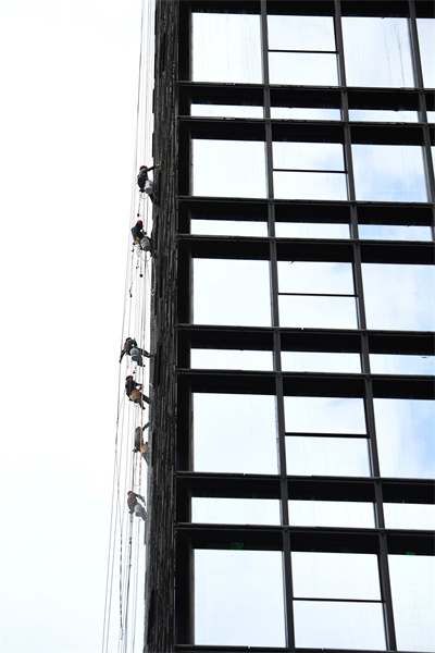 Guizhou : des ? Spidermen ? rendent les gratte-ciel de Guiyang plus beaux