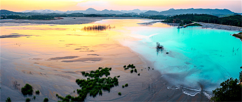 Hubei : la digue de résidus miniers brille sous le soleil à Huangshi