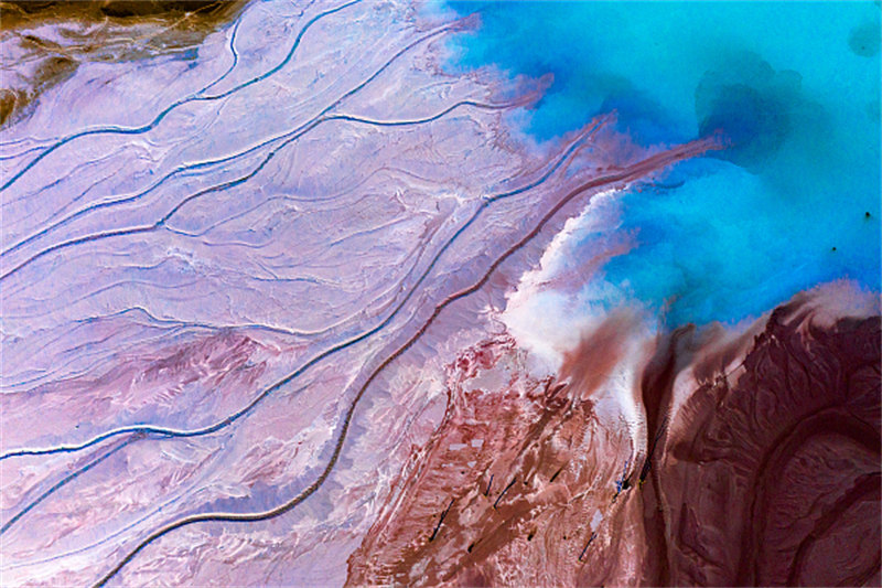 Hubei : la digue de résidus miniers brille sous le soleil à Huangshi