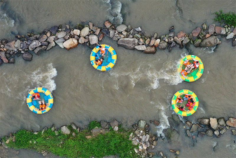 Jiangxi : faire du rafting dans des torrents de montagne pour profiter de la fra?cheur