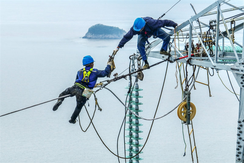 Zhejiang : des travaux de cablage à travers la mer reliant des ?les au réseau à Zhoushan