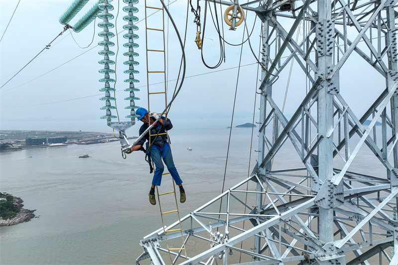 Zhejiang : des travaux de cablage à travers la mer reliant des ?les au réseau à Zhoushan