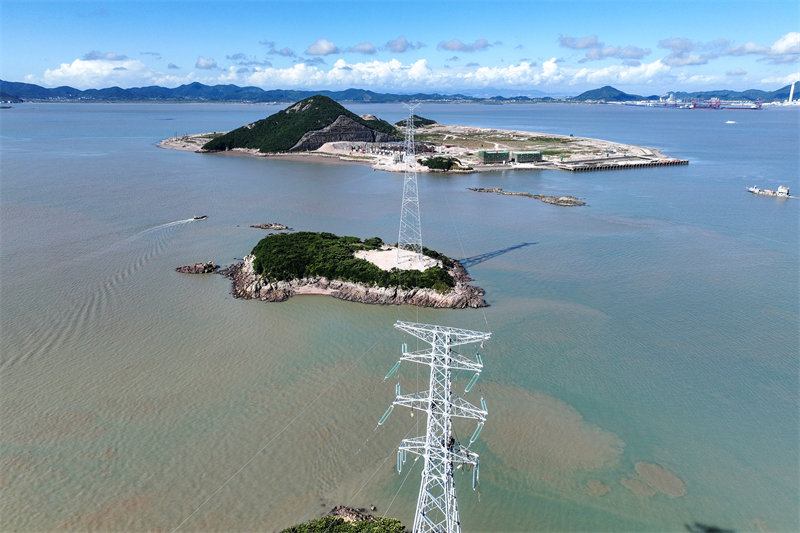 Zhejiang : des travaux de cablage à travers la mer reliant des ?les au réseau à Zhoushan