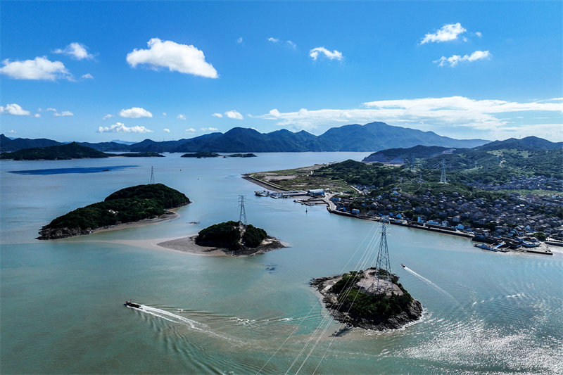 Zhejiang : des travaux de cablage à travers la mer reliant des ?les au réseau à Zhoushan