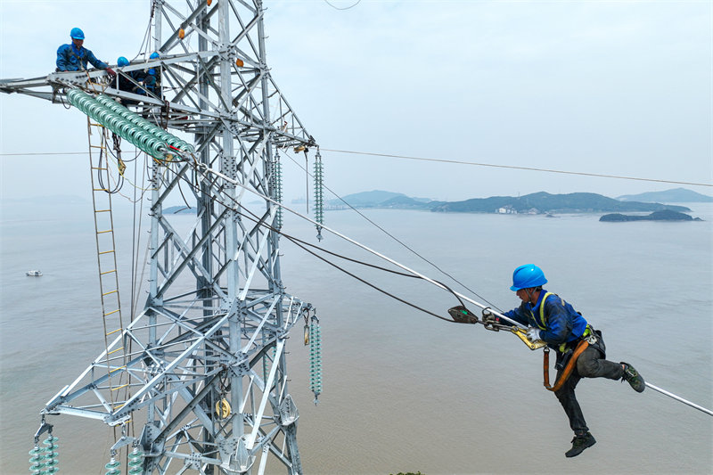 Zhejiang : des travaux de cablage à travers la mer reliant des ?les au réseau à Zhoushan