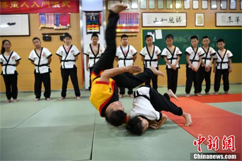 Hebei : des adolescents pratiquent la ? lutte de Kung-Fu ? pendant les vacances d'été