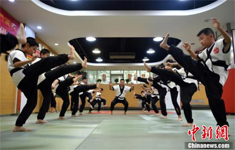 Hebei : des adolescents pratiquent la ? lutte de Kung-Fu ? pendant les vacances d'été