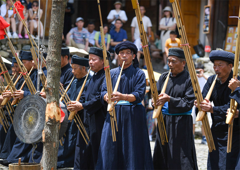 Guizhou : un village de l'ethnie Miao gagne son pain grace au tourisme