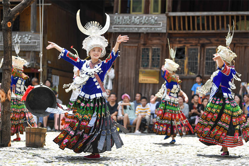 Guizhou : un village de l'ethnie Miao gagne son pain grace au tourisme