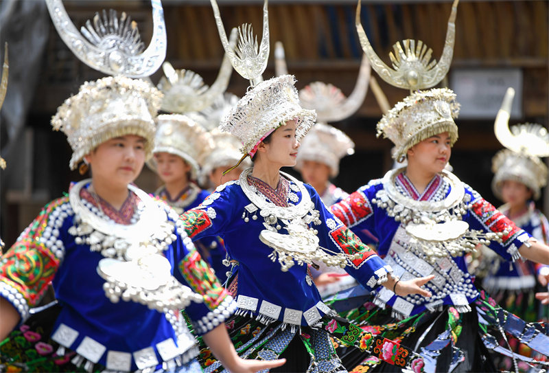 Guizhou : un village de l'ethnie Miao gagne son pain grace au tourisme