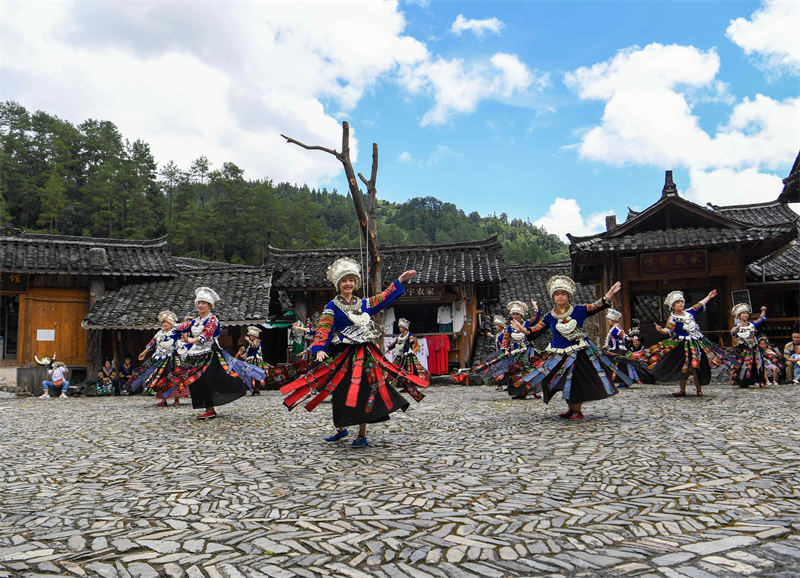 Guizhou : un village de l'ethnie Miao gagne son pain grace au tourisme