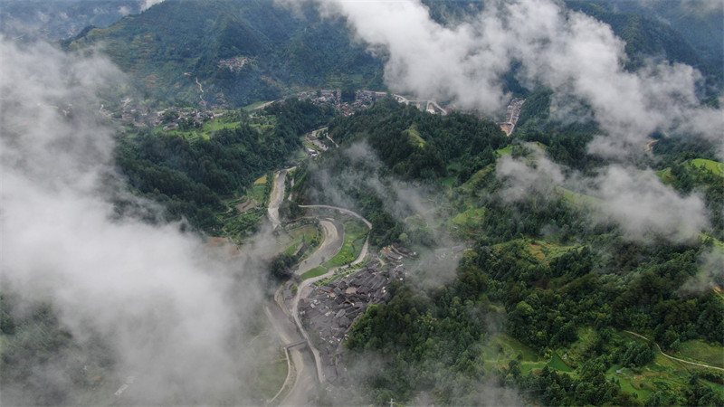 Guizhou : un village de l'ethnie Miao gagne son pain grace au tourisme