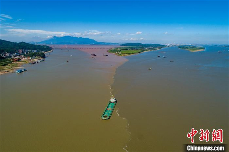 Jiangxi : un paysage des ? eaux en deux couleurs ? à l'intersection du lac Poyang et du fleuve Yangtsé