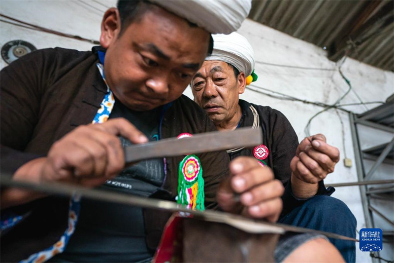 Yunnan : forgeant des couteaux pendant plus de quarante ans, un artisan transmet de l'ingéniosité