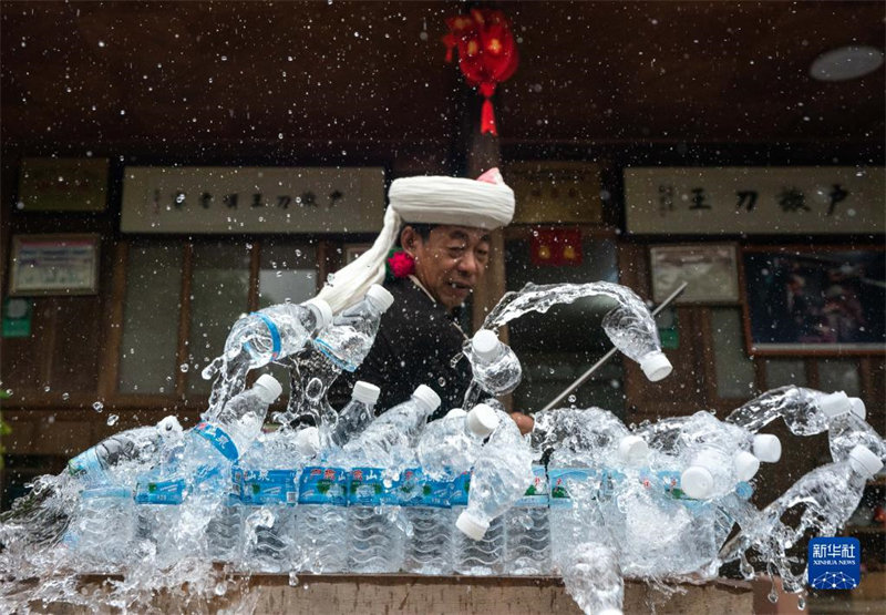 Yunnan : forgeant des couteaux pendant plus de quarante ans, un artisan transmet de l'ingéniosité