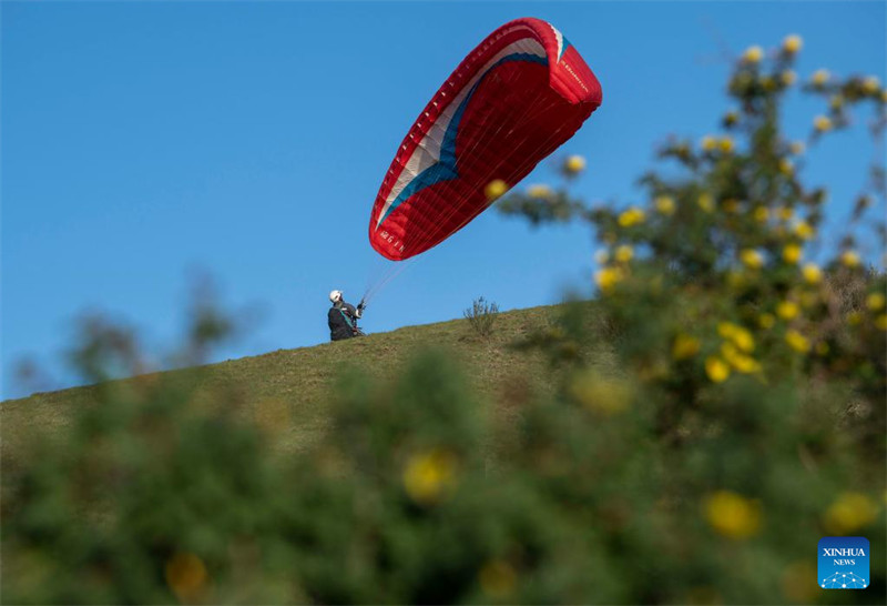 Un amateur de parapente cherche à découvrir davantage la beauté du Xinjiang depuis le ciel