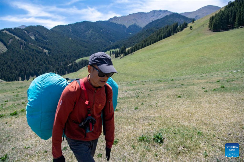 Un amateur de parapente cherche à découvrir davantage la beauté du Xinjiang depuis le ciel