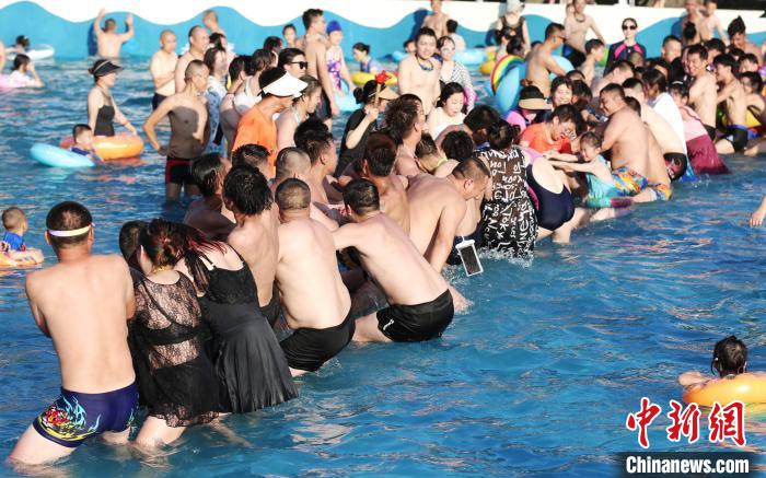 Chongqing : grace à la Journée nationale du fitness, des habitants pratiquent des activités amusantes dans l'eau pour fuir les chaleurs de l'été