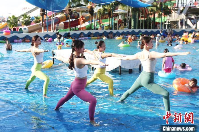 Chongqing : grace à la Journée nationale du fitness, des habitants pratiquent des activités amusantes dans l'eau pour fuir les chaleurs de l'été