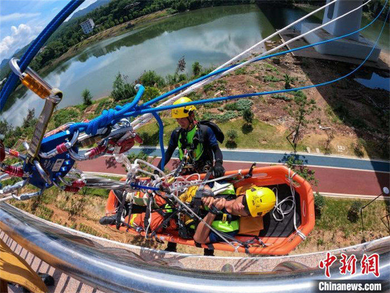 Fujian : un concours de sauvetage en montagne organisé par des pompiers à Longyan