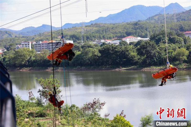 Fujian : un concours de sauvetage en montagne organisé par des pompiers à Longyan